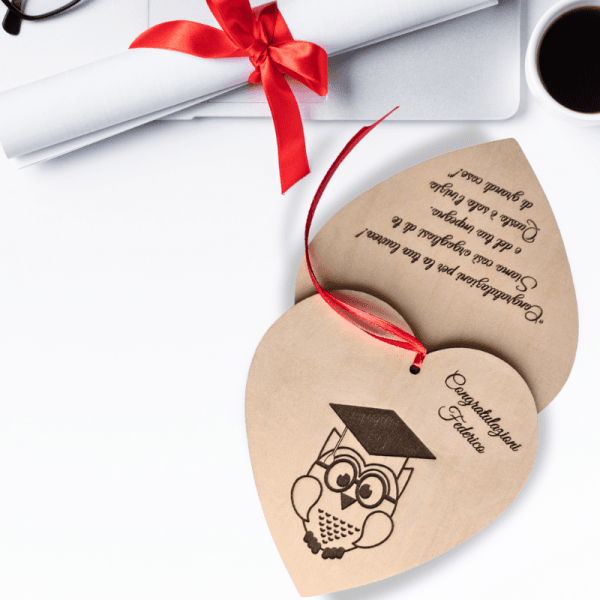 Biglietto di Auguri per Laurea in Legno, Design a Cuore con Gufetto, Messaggio di Congratulazioni, con Nastro Rosso